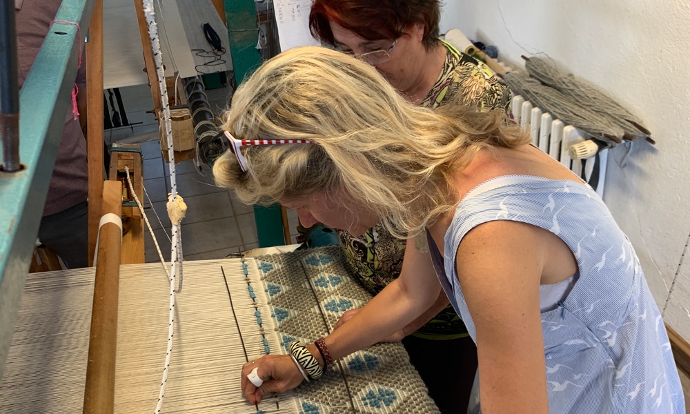 COVER Editor Lucy Upward trying out the pibiones weaving technique at the Su Trobasciu cooperative of weavers in Mogoro
