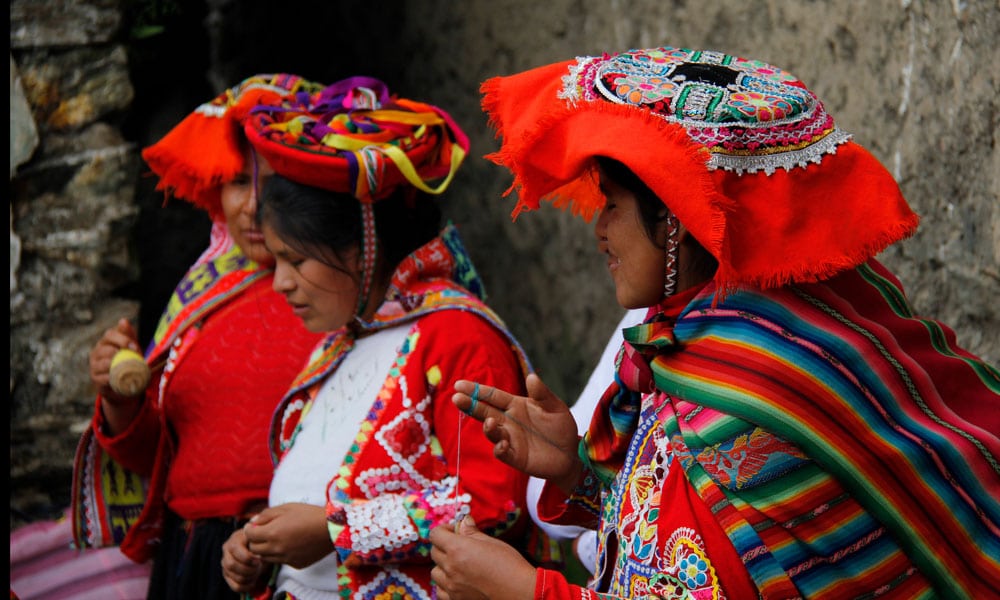 Weavers from the Sacred Valley of Perú. Photos by @marcellaechavarria