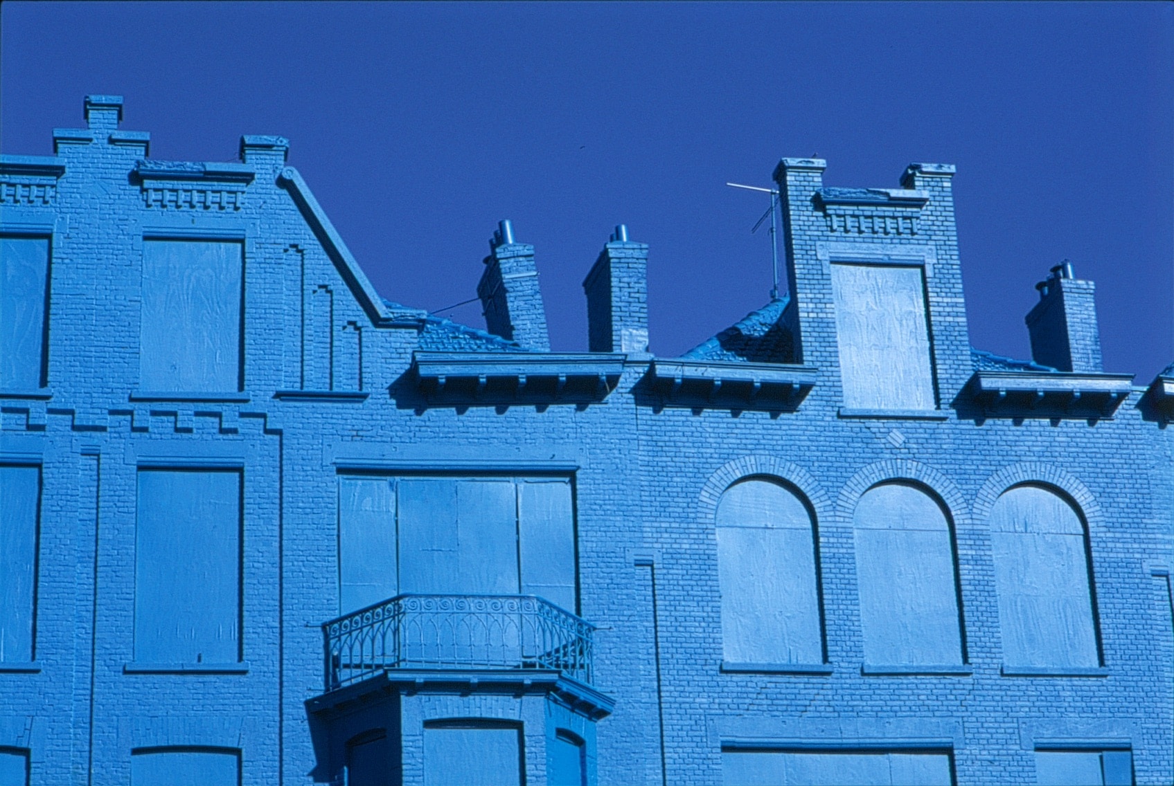 Beukelsblauw in Rotterdam by Florentijn Hofman