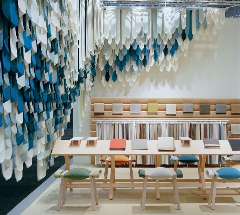 The large-scale fir wood structure was stationed to display a polychromatic curtain of 1,500 kvadrat straps